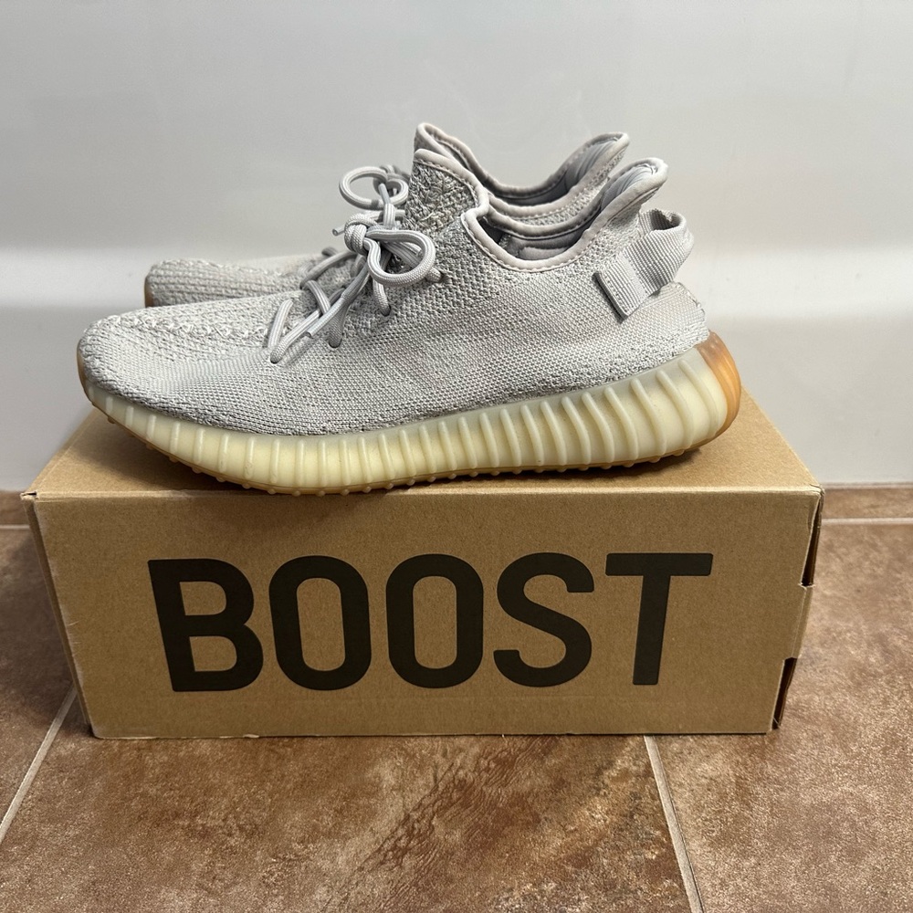 Authentic Yeezy adidas sesames boost 350 version 2. Size 10